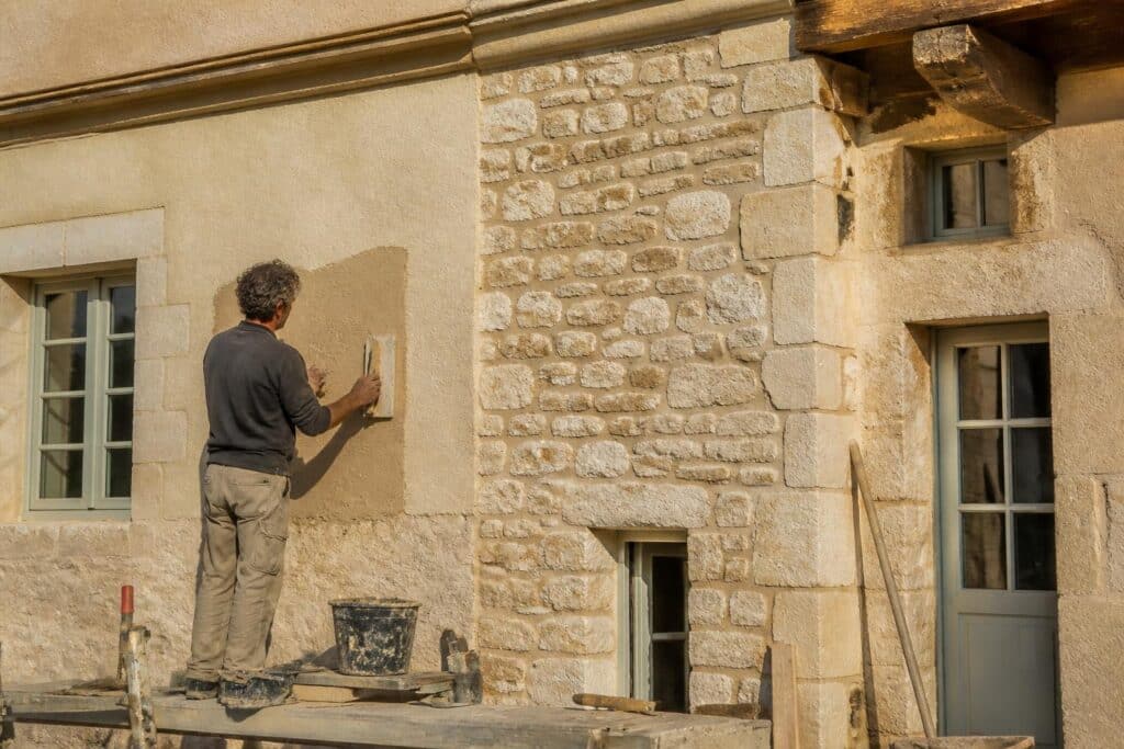 découvrez des techniques traditionnelles méconnues pour les travaux de façade, alliant savoir-faire ancien et qualité durable pour sublimer vos bâtiments.